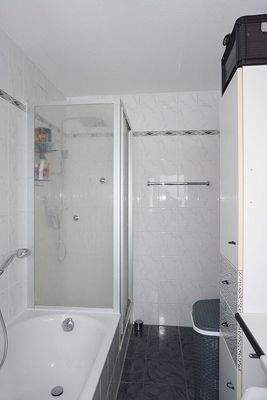 mit Wanne und Dusche