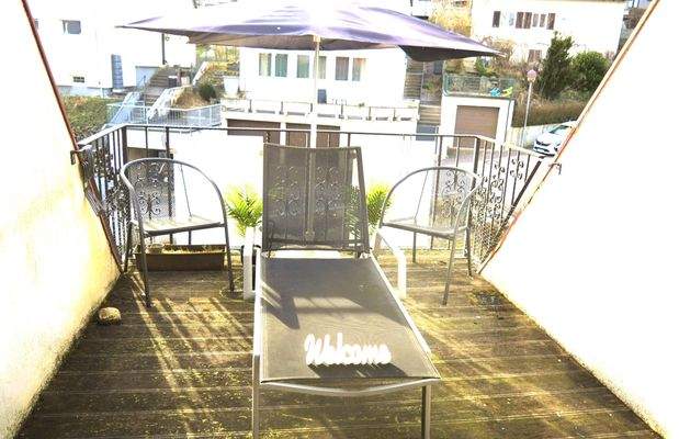 sonniger Dachbalkon beim Wohnbereich