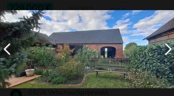 Blick zur massiven Scheune
