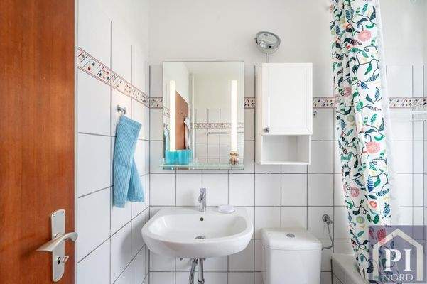 Hell gefliestes Badezimmer...