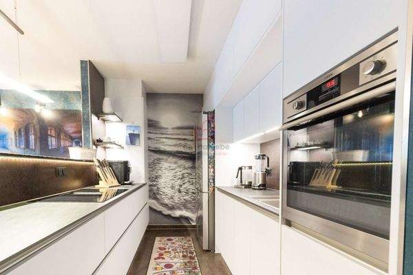 Moderne Küche mit Geräten