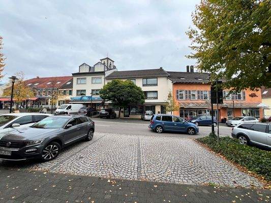 Außenansicht, von der anderen Straßenseite