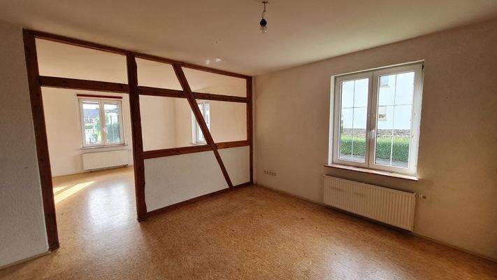 Küche mit Blick ins Wohnzimmer