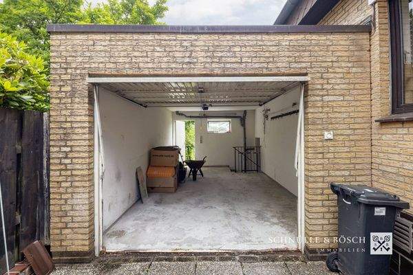 Garage mit elektrischem Tor