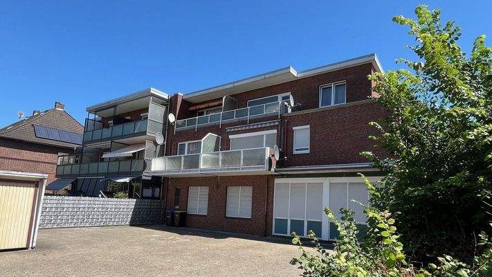 Im Hof stehen Parkplätze zur Verfügung