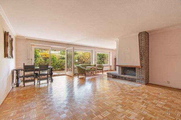 Wohnzimmer mit Kamin, Zugang zur Terrasse.jpg