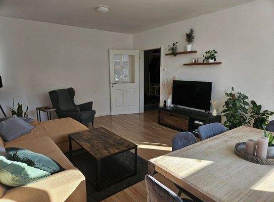 Helles Wohnzimmer mit TV