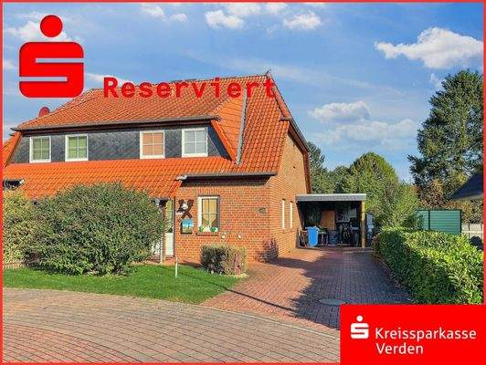 Straßenansicht und Carport