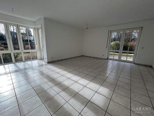 Lichtdurchflutetes Wohnzimmer