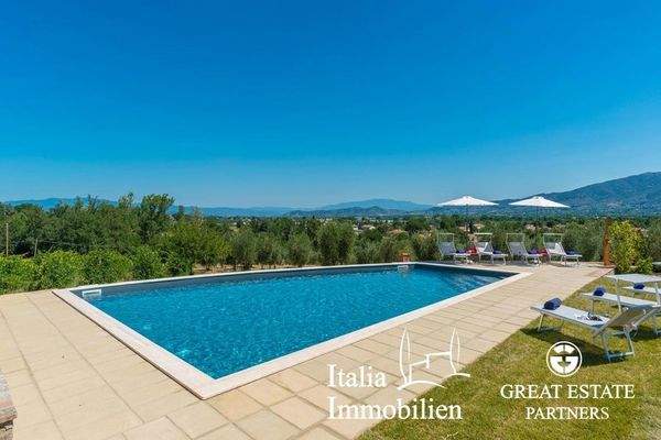 Schöne helle Villa in herrlicher Lage mit Türmchen, Pool, Weinberg und Olivenhain