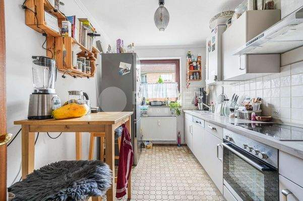 Küche mit Einbauküche