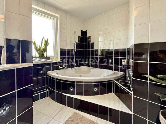 Tageslichtbad mit Eckbadewanne