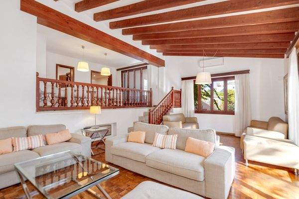 Geräumiger Wohnbereich mit Deckenbalken