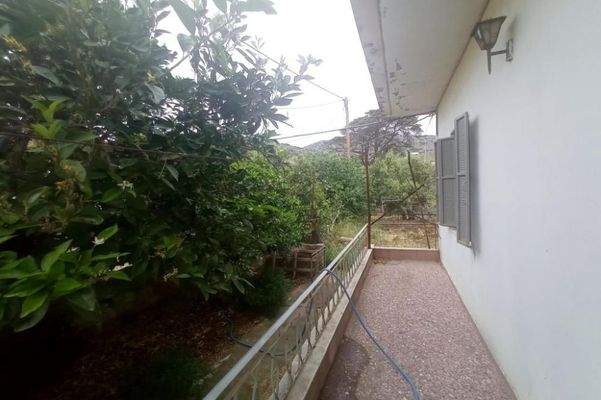 Kreta, Kastelli: Einfamilienhaus mit großem Garten in traditionellem Dorf zu verkaufen