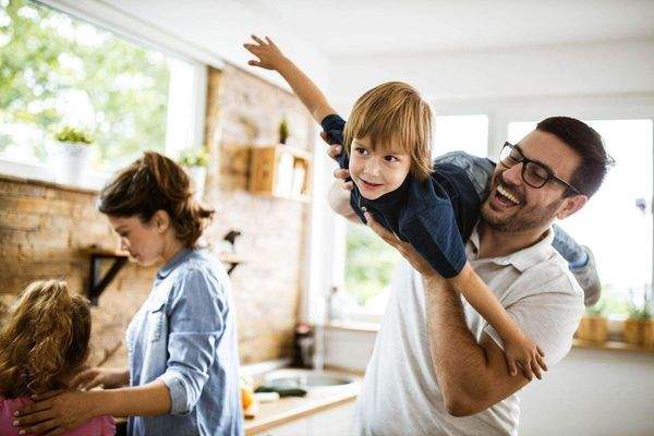 Familienfreude im hellen Neubau.jpg