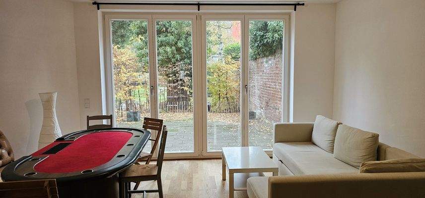 Wohnzimmer mit bodentiefen Fenstern