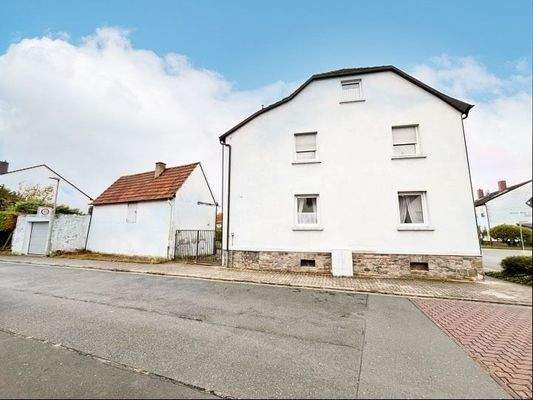 Seitenansicht mit Nebengebäude und Garage