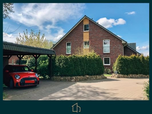 Straßenansicht mit Carport