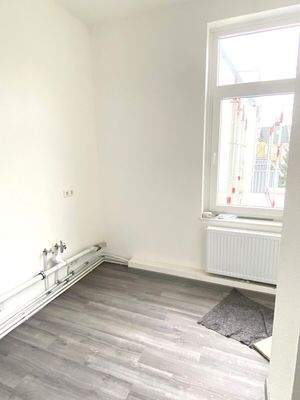 Helle Küche mit Fenster