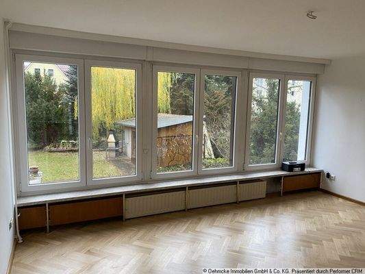 Wohnzimmer mit Blick in den Garten