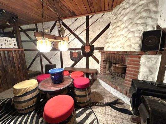 Sitzecke mit Kamin im Kellergeschoss.