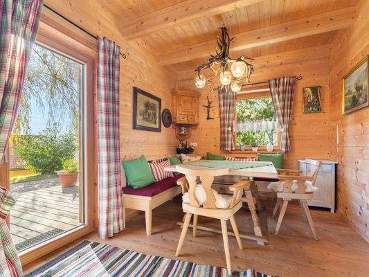 Esszimmer mit Zugang zur Terrasse