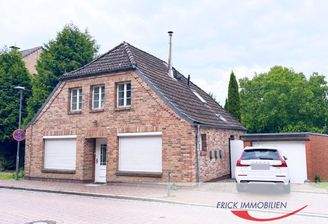 1 Straßenansicht mit Garage.jpg