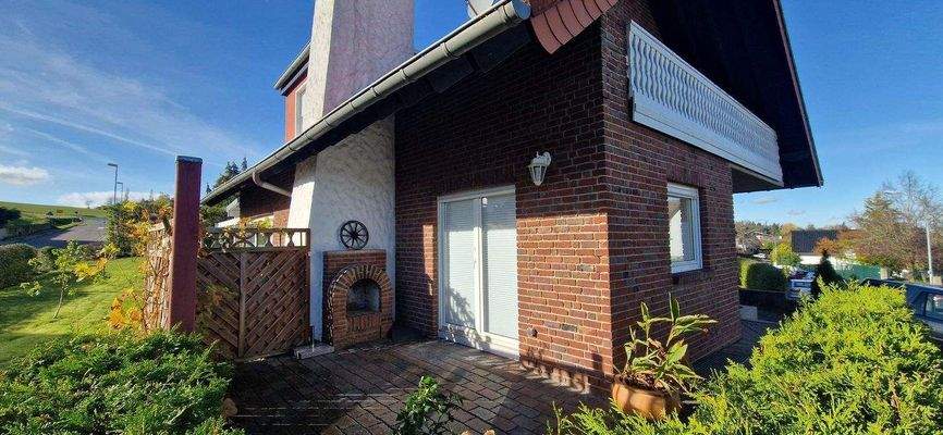 kleine Terrasse mit Außengrill/Kamin