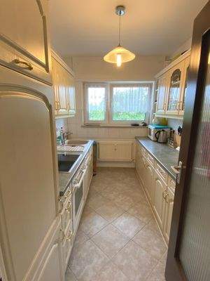 ... mit Einbauküche ...