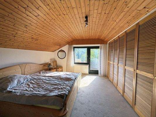 Schlafzimmer im OG mit Balkonzugang