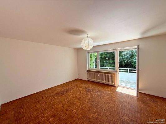 Wohnzimmer ist zum Hinterhof ruhig und sonnig gelegen