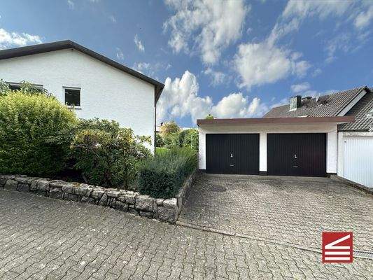 Hof u. Doppelgarage mit Sonne
