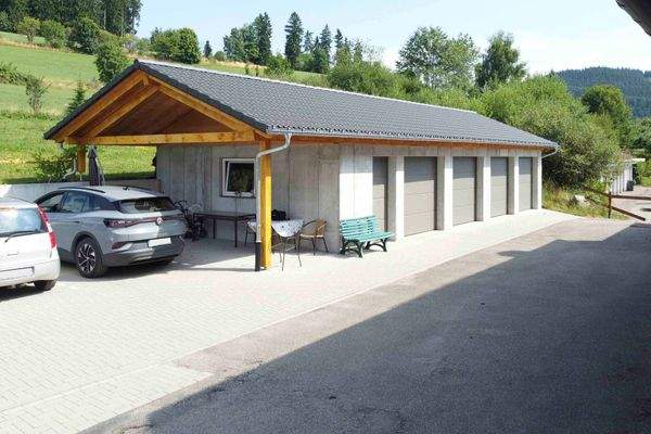 Garagen und Stellplatz