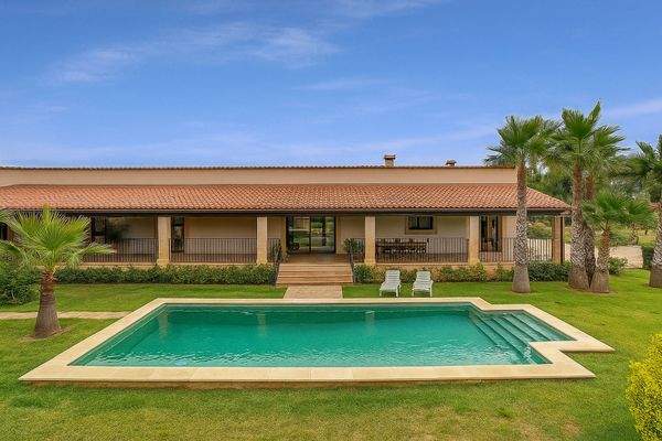 Symmetrischer Blick auf Pool und Landhaus