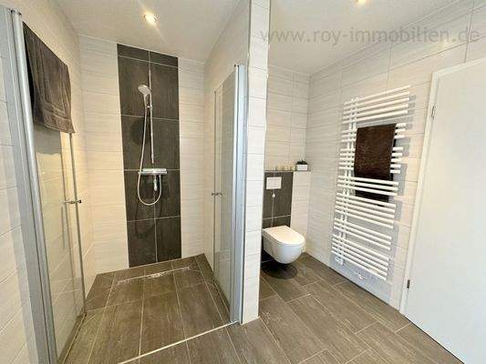 modernes Bad mit ebenerdiger Dusche, WC.....