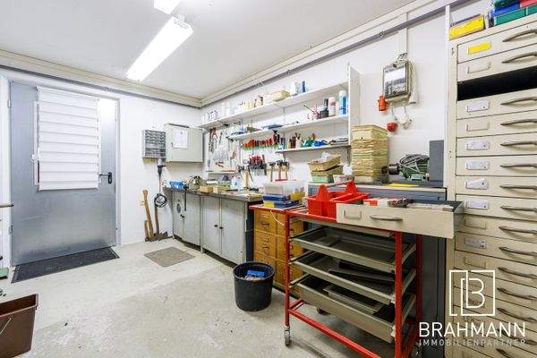 Werkstatt mit Zugang zur Garage
