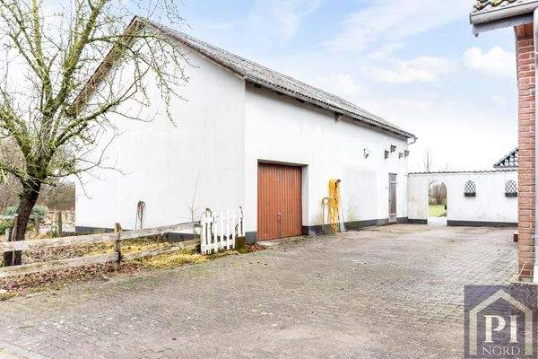 Garagen- und Nebengebäude