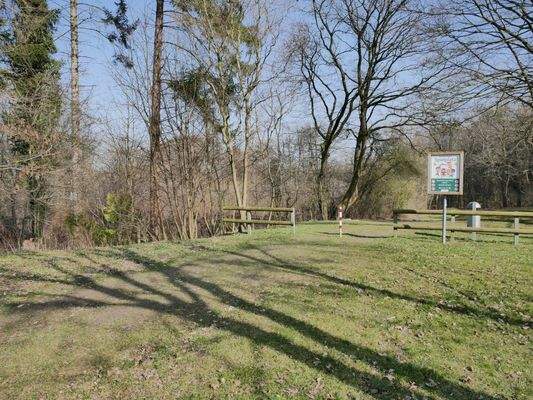 Ansicht Grundstück und angrenzender Zugang zum Spielplatz