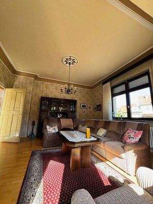 Wohnzimmer mit Stuckdecken