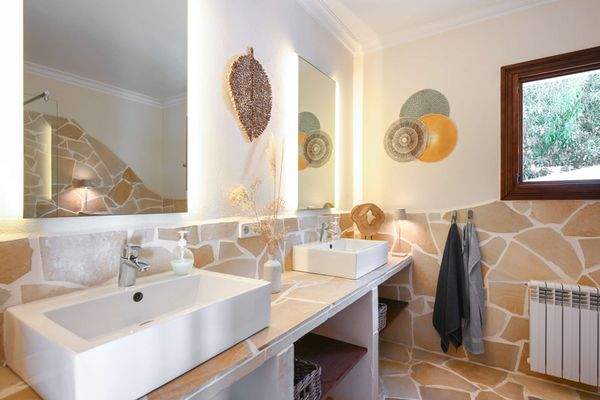 ... mit Doppelwaschbecken ...