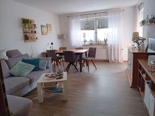 Wohnzimmer mit Balkon