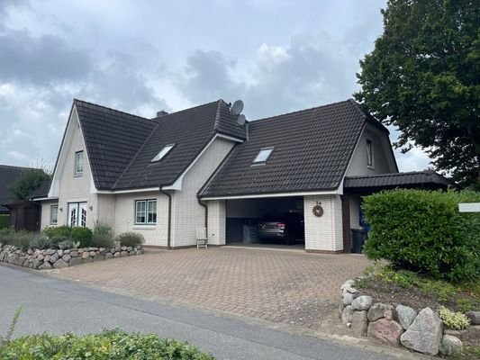 Ansicht auf Haus nebst Garage und Carport