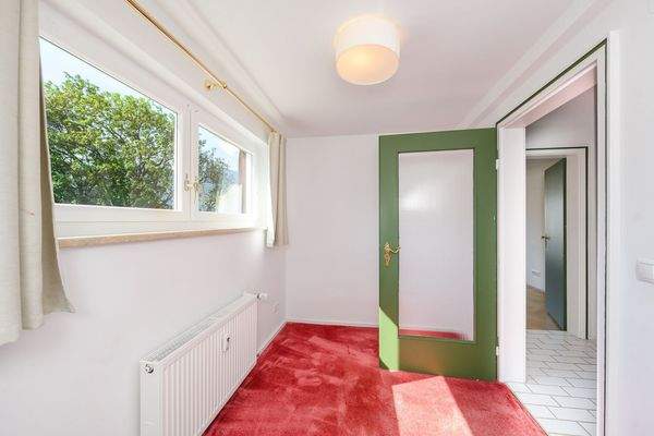 Kleines Schlaf-, Kinder-, Gästezimmer oder Büro