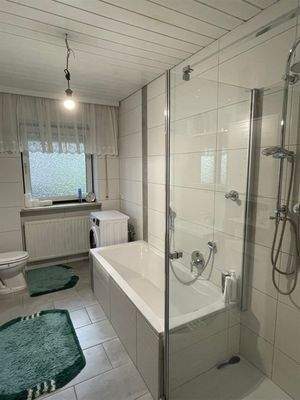 Bad mit Badewanne und Dusche im OG