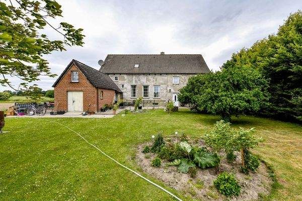 Blick vom Garten zum Haupthaus