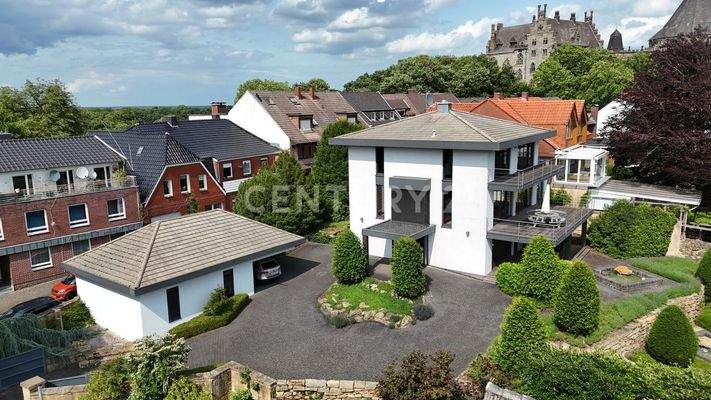 Seitenansicht mit Garage