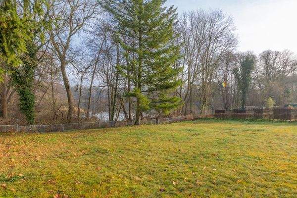 Außerordentlich großes Grundstück