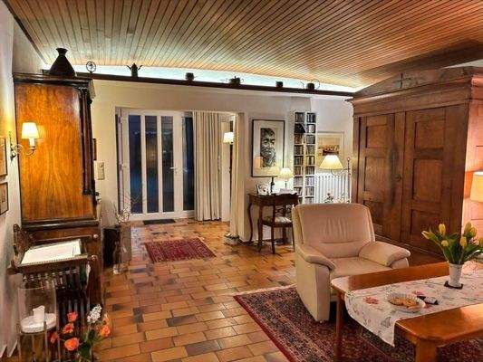 Wohnzimmer mit Blick zum Eingangsbereich