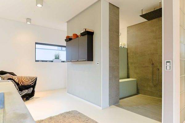 Duschbad mit Regendusche