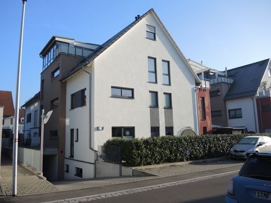 Wohnhaus mit Eingang und Tiefgarage Zufahrt